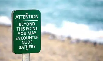 znak za nudistiško plažo