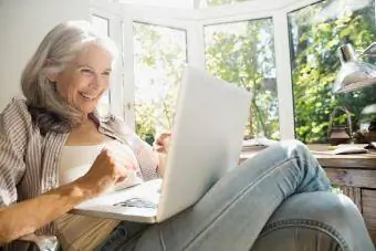 Femme âgée utilisant un salon de discussion sur un ordinateur