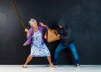 Senior verteidigt sich gegen Angreifer