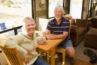 usmievavý starší pár sediaci v karavane