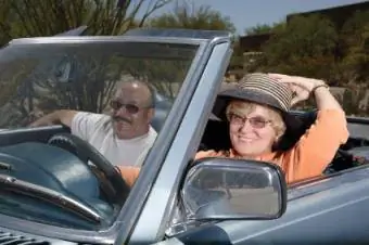 Mujer mayor recientemente reevaluada conduciendo un automóvil