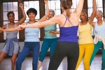 instructeur de danse et de conditionnement physique avec des personnes âgées