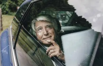 Senior mann ser gjennom bilvinduet