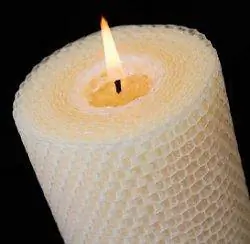 una candela di cera d'api accesa