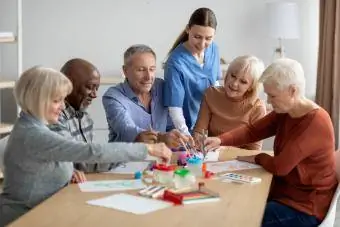 grupo de personas mayores pintando