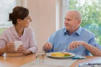 Älterer Mann, der eine gesunde Mahlzeit isst