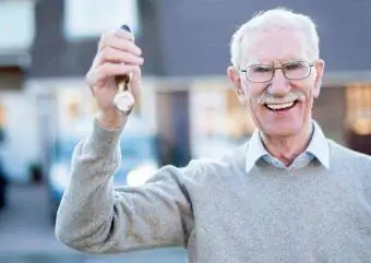 Burrë i moshuar që mban çelësat e shtëpisë së tij