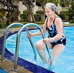grua që noton në pishinë në apartamentin e të moshuarve