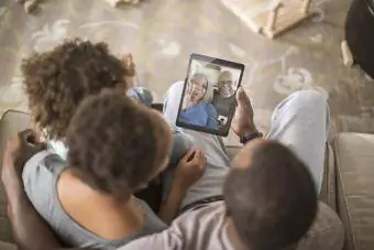 Conversa de vídeo em família com tablet digital