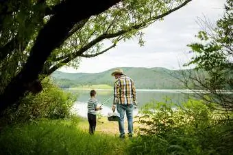 Un ragazzino e suo nonno vanno a pescare