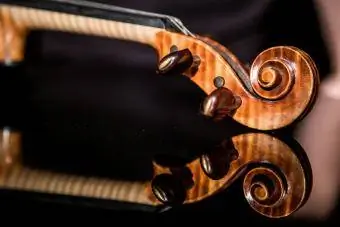 Violine auf schwarzem Hintergrund
