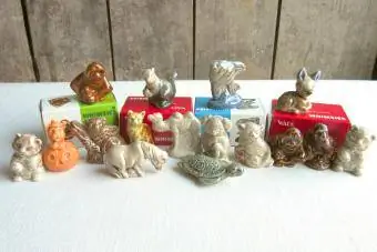 Figuras de porcelana en miniatura de té de rosa roja