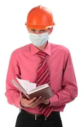 lavoratore con libro di testo