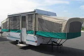 popup trailer på en campingplads