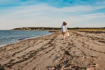 kvinde går på Cape Cod strand