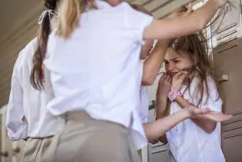 Kvindelige gymnasieelever mobber klassekammerat