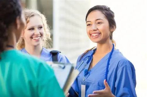 Vilka kvalifikationer behöver jag för att bli sjuksköterska?