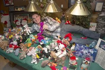 Mike Garard aprecia su colección Beanie Babies