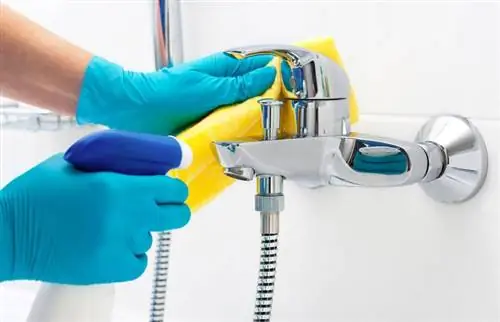 Badkamerschimmel effectief reinigen met bleekmiddel