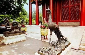 Estatua del Fénix frente a un edificio