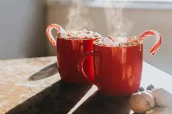 Warm sjokolade, met malvalekkers en lekkergoedstokke