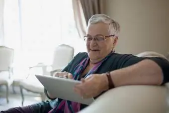 Starsza kobieta grająca w gry umysłowe online