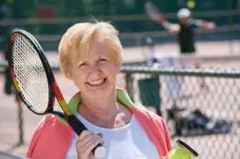 senior kvinne som spiller tennis