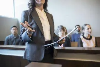 Avvocato femminile che parla e gesticola nell'aula del tribunale di prova legale