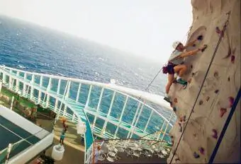 Homme grimpant sur une paroi rocheuse sur le Royal Caribbean Voyager