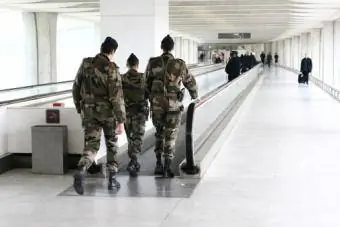 Anggota kerahan di lapangan terbang