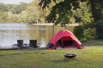 Camping lângă lac