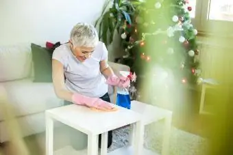 امرأة تنظف المنزل لعيد الميلاد