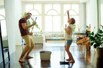 Отец и дочь весело моют полы