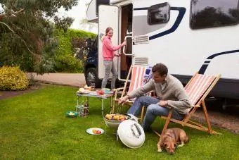 Couple RV Camping et cuisine avec leur chien