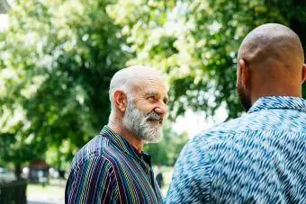 Twee mannen praten en luisteren