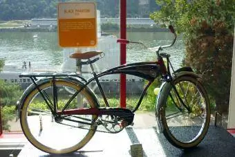 Научный центр Карнеги демонстрирует велосипед Black Phantom 1950-х годов