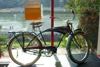 Le Carnegie Science Center expose un vélo Black Phantom des années 1950