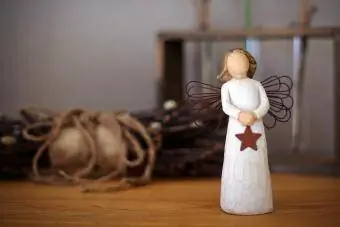 Maža medinė angelo figūrėlė ant stalo