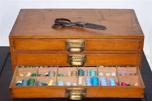 Антични шкафове с макари с уникални нишки от миналото