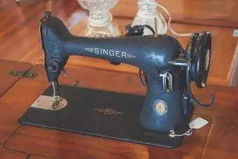 Una máquina de coser Singer antigua que funciona con el pie