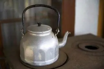 Vintage Teapot ntawm qhov cub