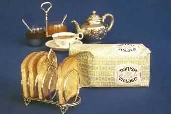 Эртний шарсан талхны тавиур, өглөөний цай