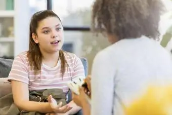 Menina adolescente conversando com conselheiro