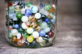Старые разноцветные шарики в стеклянной банке