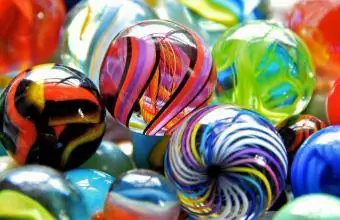 Canicas de vidrio de colores de diferentes diseños.