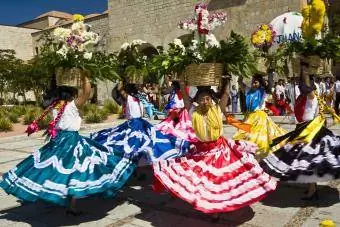 นักเต้นพื้นบ้านชาวเม็กซิกันหญิง