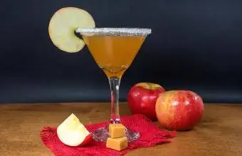 Karamelni jabolčni martini
