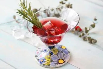 Martini-Cocktail mit rosigen Wangen
