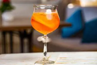 Gewürzter Birnen-Spritz-Cocktail