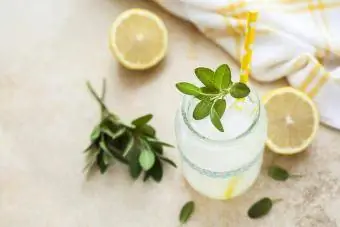 Limonata fresca con salvia in barattolo